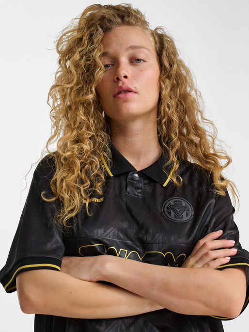 hmlLOOSE BAY SOCCER JERSEY S/S, BLACK, model