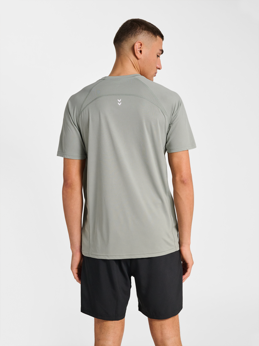 hmlPULSE WORKOUT T-SHIRT S/S, BELGIAN BLOCK, model