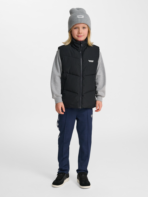 hmlJR PUFFER VEST, BLACK, model
