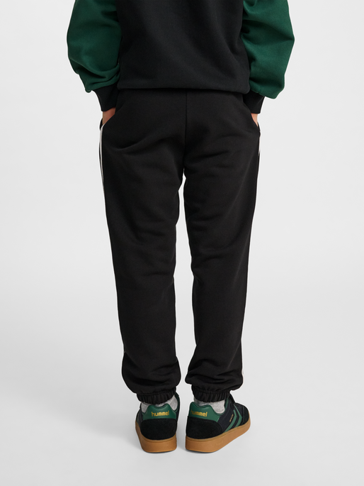 hmlJR LOOSE SWEATPANT PIPING, BLACK, model