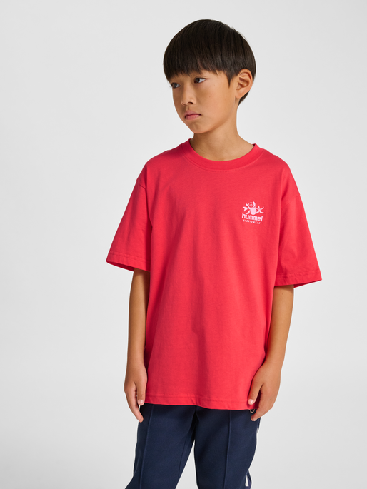 hmlJR LOOSE T-SHIRT S/S STADIUM, HIBISCUS, model