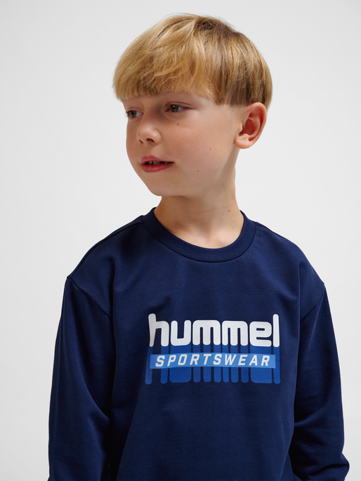 hmlTUKAS SWEATSHIRT, BLACK IRIS, model