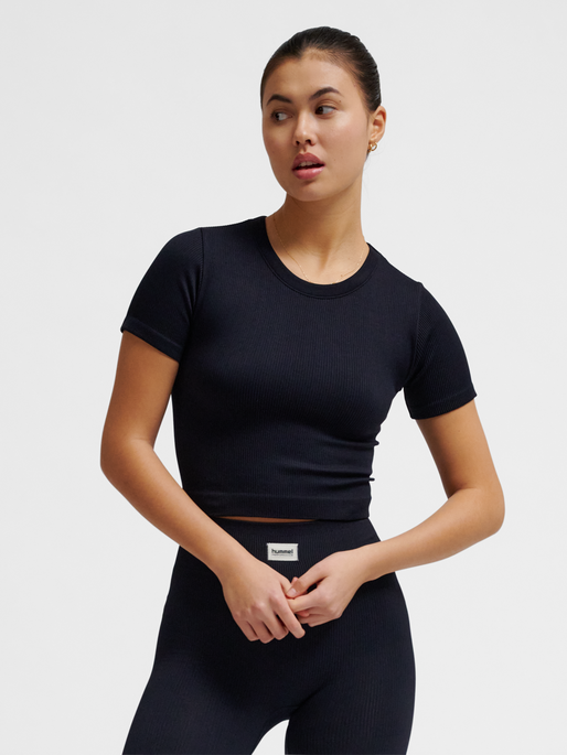 hmlPULSE SEAMLESS RIB W T-SHIRT S/S, BLACK, model