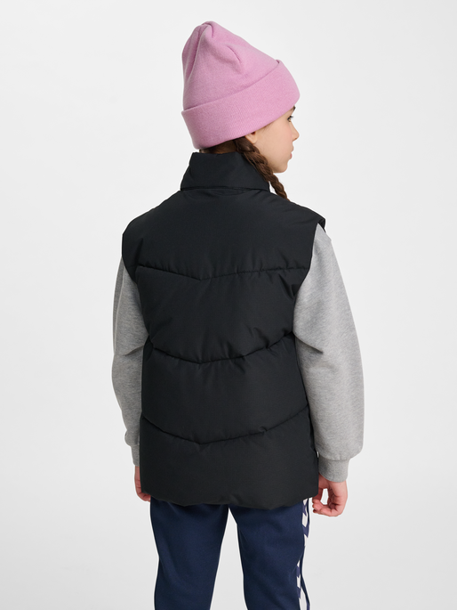 hmlJR PUFFER VEST, BLACK, model