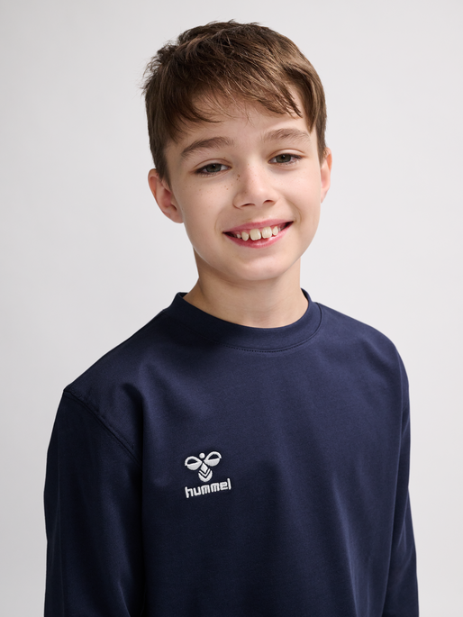 hmlGO 2.0 SWEATSHIRT KIDS, MARINE, model