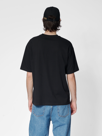 hmlSWARM LOOSE T-SHIRT, BLACK, model