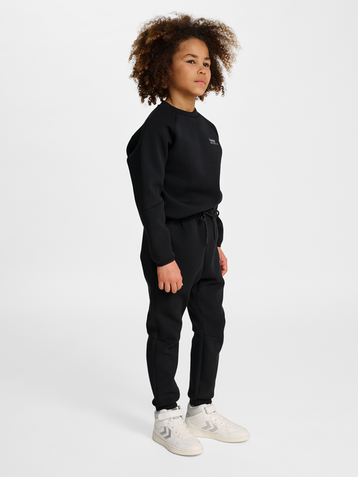 hmlJR TECH FLEECE PANTS, BLACK, model