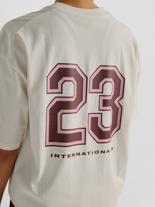 hmlLOOSE COTTON T-SHIRT S/S 23, TOFU, model