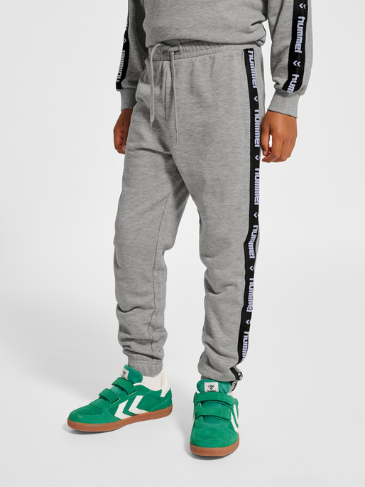 hmlJR DANCE SWEATPANTS, GREY MELANGE, model