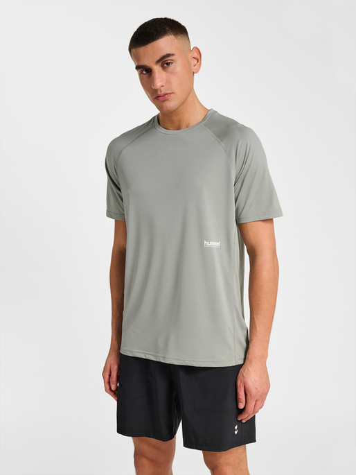 hmlPULSE WORKOUT T-SHIRT S/S, BELGIAN BLOCK, model