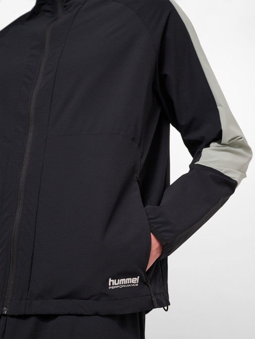 hmlPULSE JACKET, BLACK, model