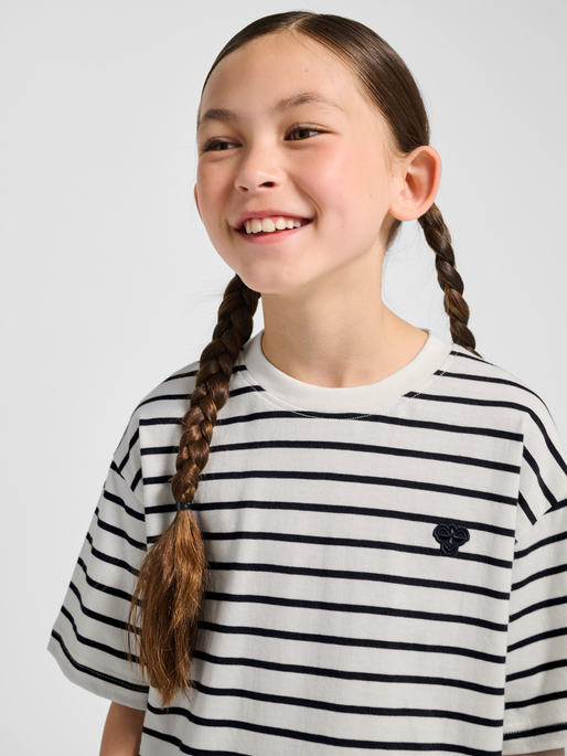 hmlJR LOOSE STRIPED T-SHIRT S/S BEE, TOFU, model
