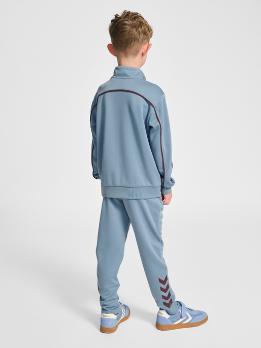 hmlJR TRACKSUIT, FADED DENIM/VINEYARD WINE, model