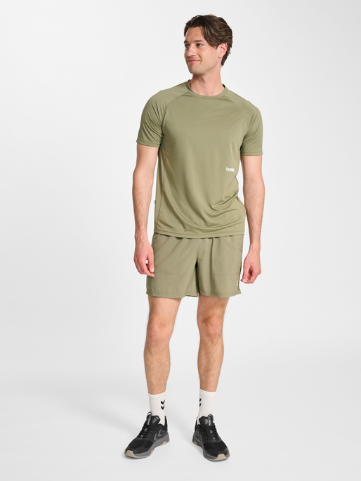 hmlPULSE WORKOUT SET, DEEP LICHEN GREEN, model