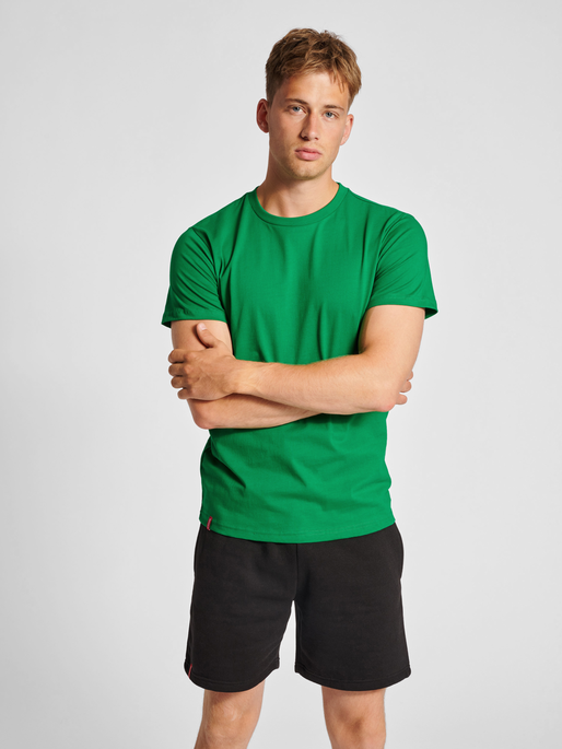 hmlRED HEAVY T-SHIRT S/S, JOLLY GREEN, model