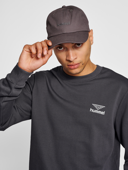 hmlLGC LOYALTY SWEATSHIRT, 2033, model