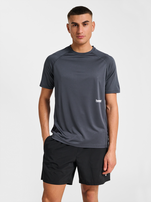 hmlPULSE WORKOUT T-SHIRT S/S, EBONY, model