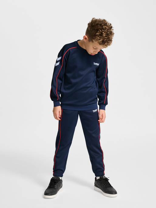 hmlJR INTERLOCK CREWNECK, DRESS BLUES, model
