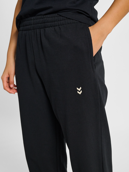 hmlPULSE W SWEAT PANTS, BLACK, model
