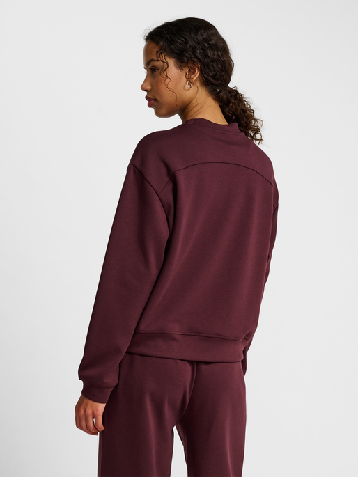 hmlYOGA SOFT W SWEATSHIRT, FUDGE, model
