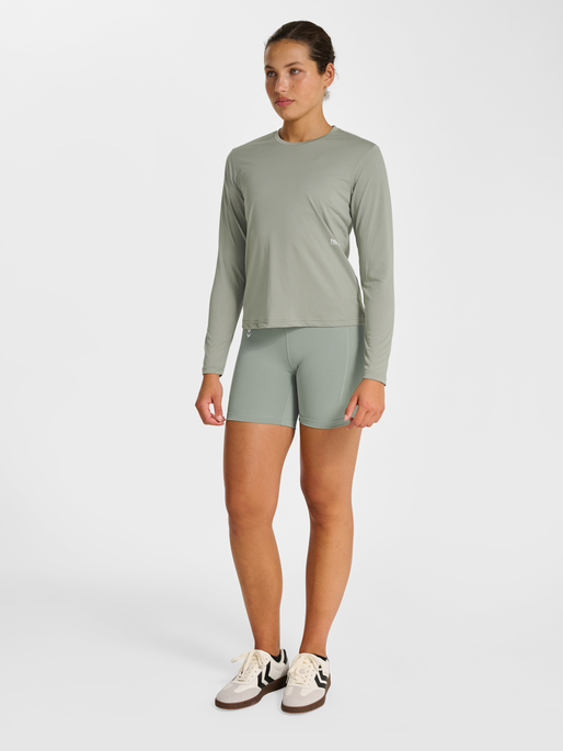 hmlPULSE WORKOUT W T-SHIRT L/S, SEAGRASS, model