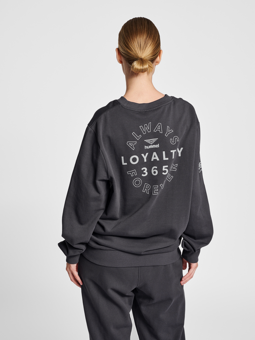 hmlLGC LOYALTY SWEATSHIRT, 2033, model
