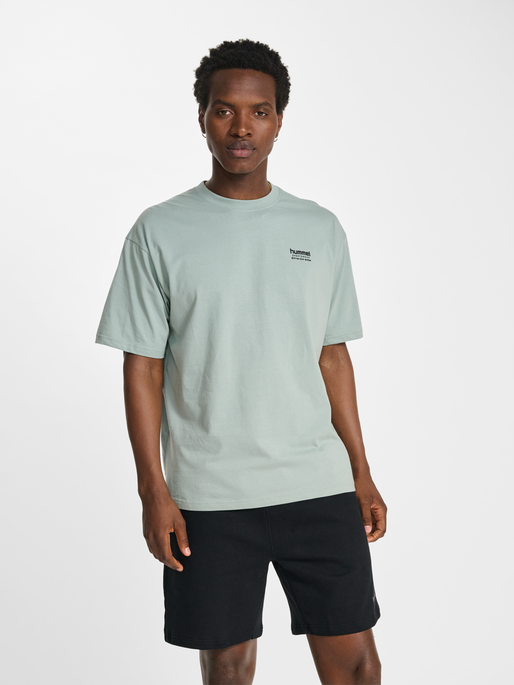 hmlLOOSE T-SHIRT S/S HSW FOOTBALL, ICEBERG GREEN, model