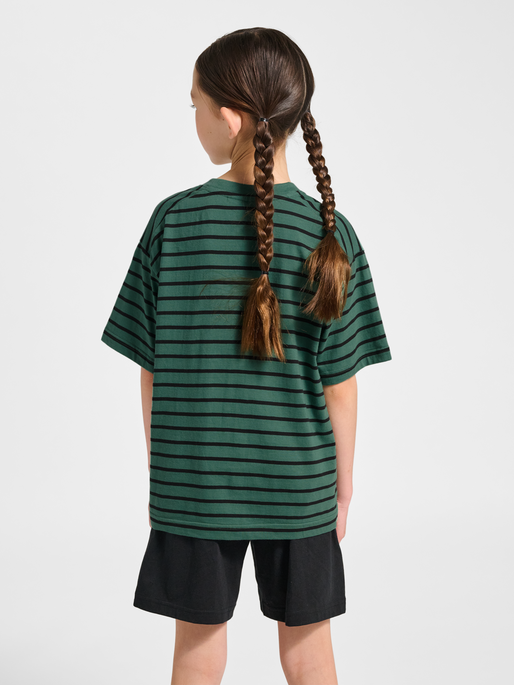 hmlJR LOOSE STRIPED T-SHIRT S/S BEE, SMOKE PINE, model