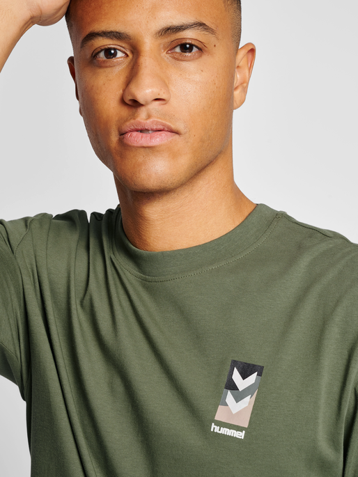 hmlLGC CHARLES T-SHIRT, FOUR LEAF CLOVER, model