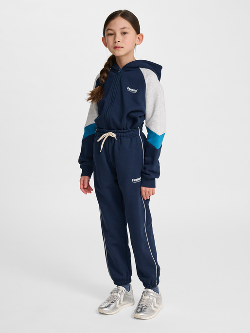 hmlJR LOOSE SWEATPANT PIPING, DRESS BLUES, model