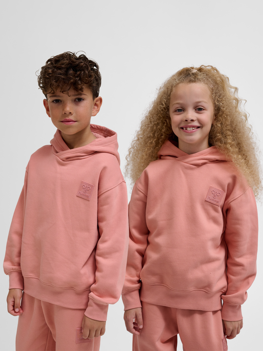 hmlCLEAN HOODIE, ROSE DAWN, model
