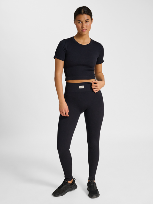 hmlPULSE SEAMLESS RIB W T-SHIRT S/S, BLACK, model