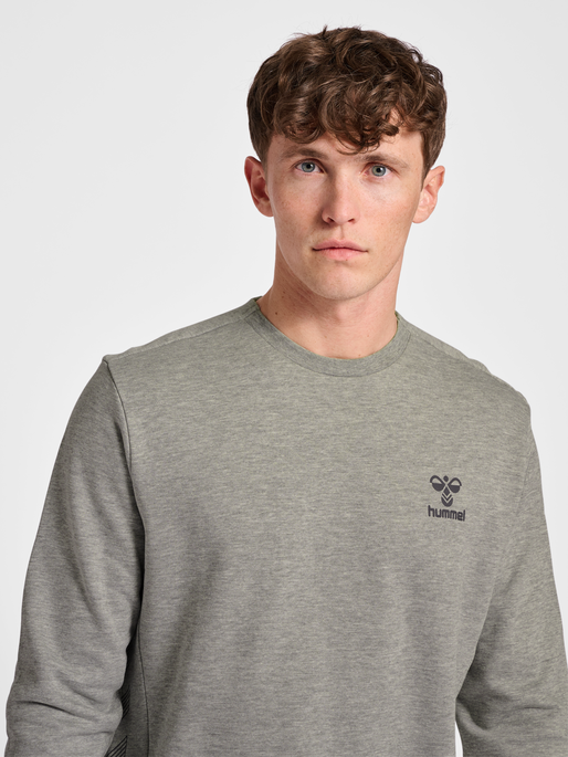 hmlOFFGRID SWEATSHIRT, GREY MELANGE/FORGED IRON, model