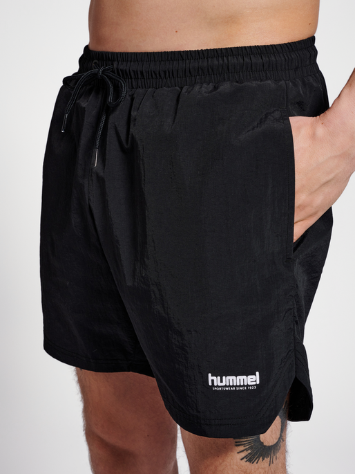 hmlLGC TRAVIS WOVEN SHORTS, BLACK, model