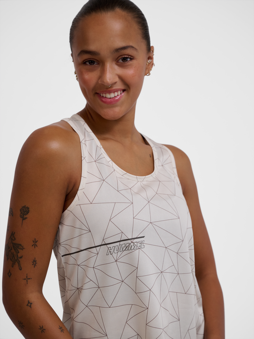 hmlCOURT AOP LIGHT WEIGHT TANKTOP W, LIGHT GREY, model