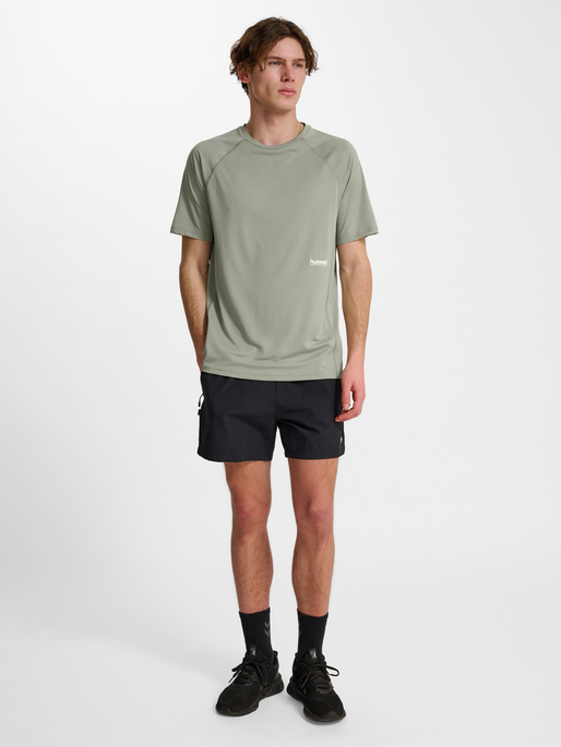 hmlPULSE WORKOUT T-SHIRT S/S, SEAGRASS, model
