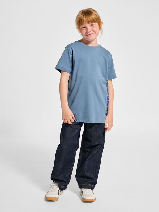 hmlPRINT T-SHIRT S/S, FADED DENIM, model
