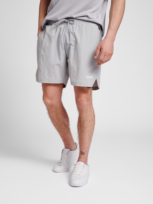 hmlLGC TRAVIS WOVEN SHORTS, HARBOR MIST, model