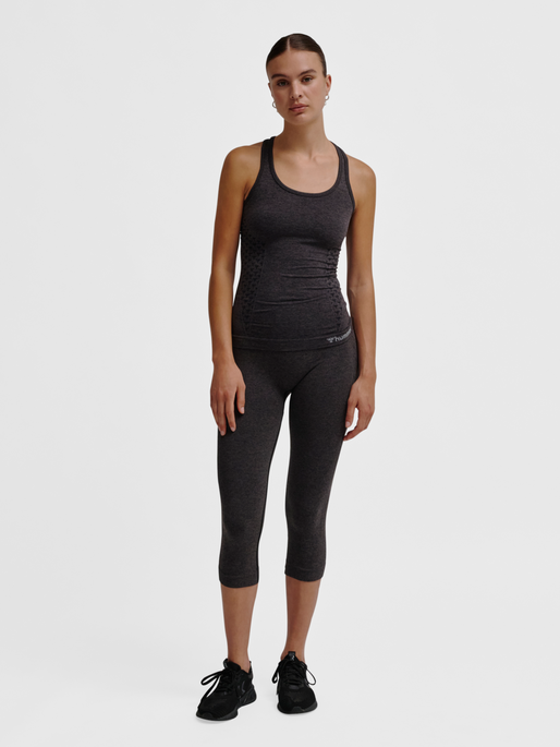 hmlCI SEAMLESS TOP, BLACK MELANGE, model