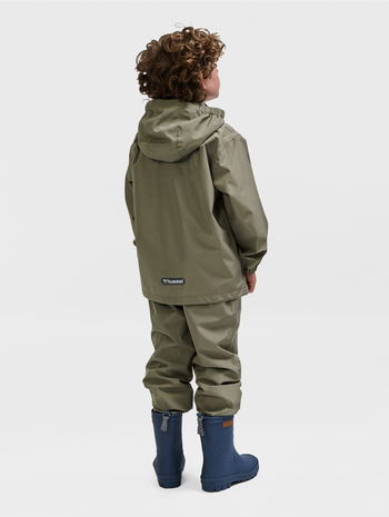 hmlNESSIE RAINSUIT, VETIVER, model