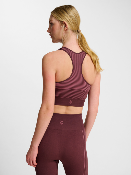 hmlYOGA SEAMLESS W CROP TOP, FUDGE, model