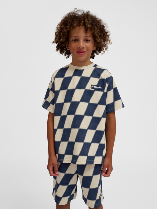 hmlPETS SWEATSHIRT S/S, WOOD ASH, model