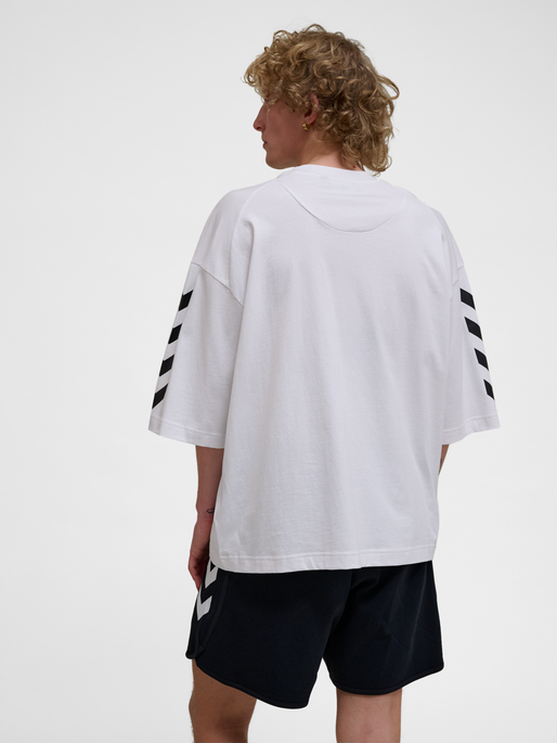 hmlOVERSIZED WILLY T-SHIRT SW, WHITE, model