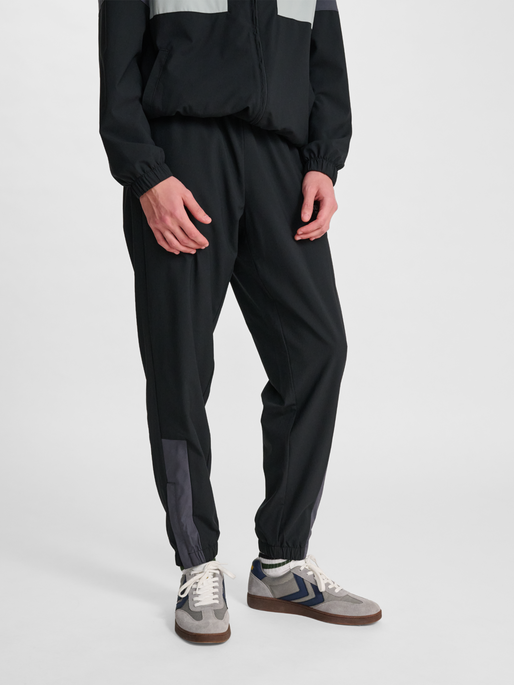 hmlLOOSE TRACK PANTS SPORTSWEAR, BLACK, model