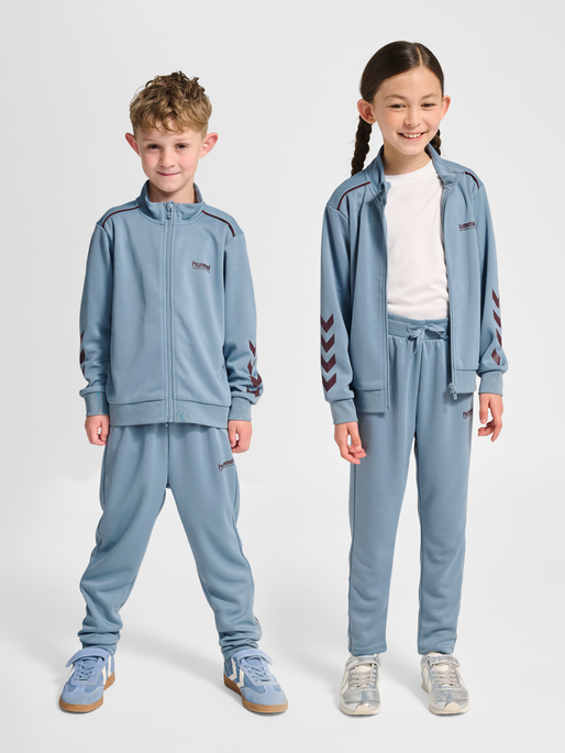 hmlJR TRACKSUIT, FADED DENIM/VINEYARD WINE, model