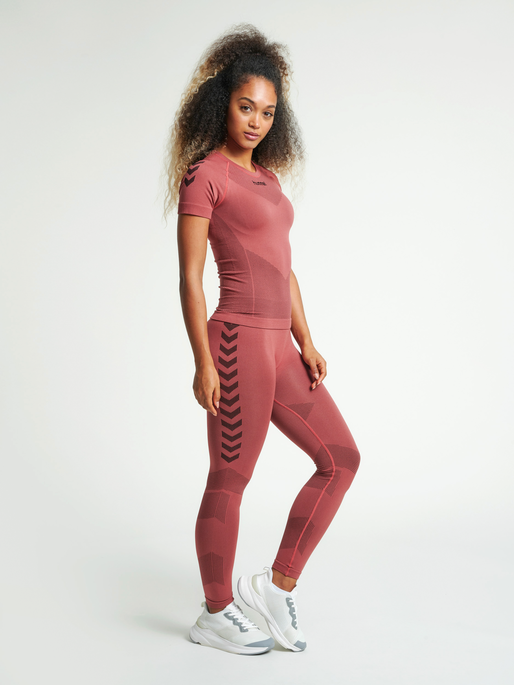 HUMMEL FIRST SEAMLESS JERSEY S/S WOMAN, MARSALA, model