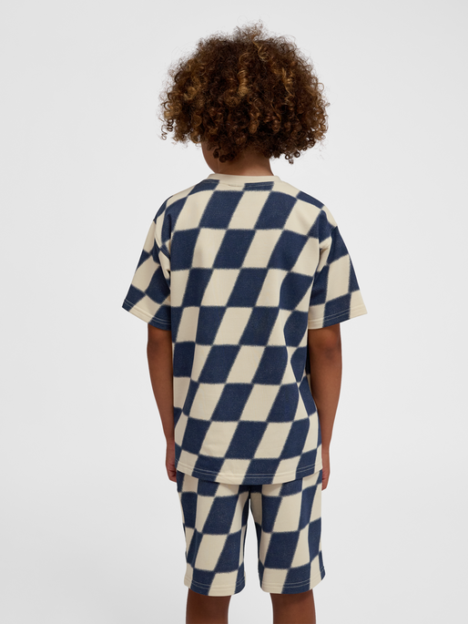 hmlPETS SWEATSHIRT S/S, WOOD ASH, model