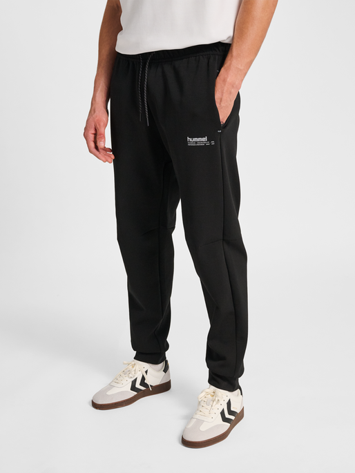hmlTECH FLEECE REGULAR PANTS, BLACK, model