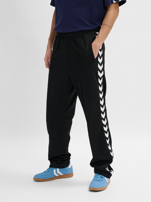 hmlARCHIVE REGULAR POLY PANTS, BLACK, model