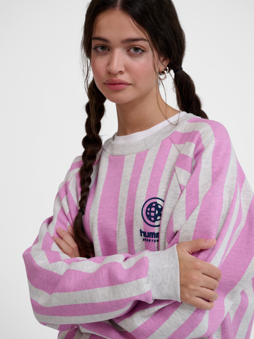 hmlLOOSE CREWNECK SOCCER LOVE, TOFU MELANGE/VIOLET, model